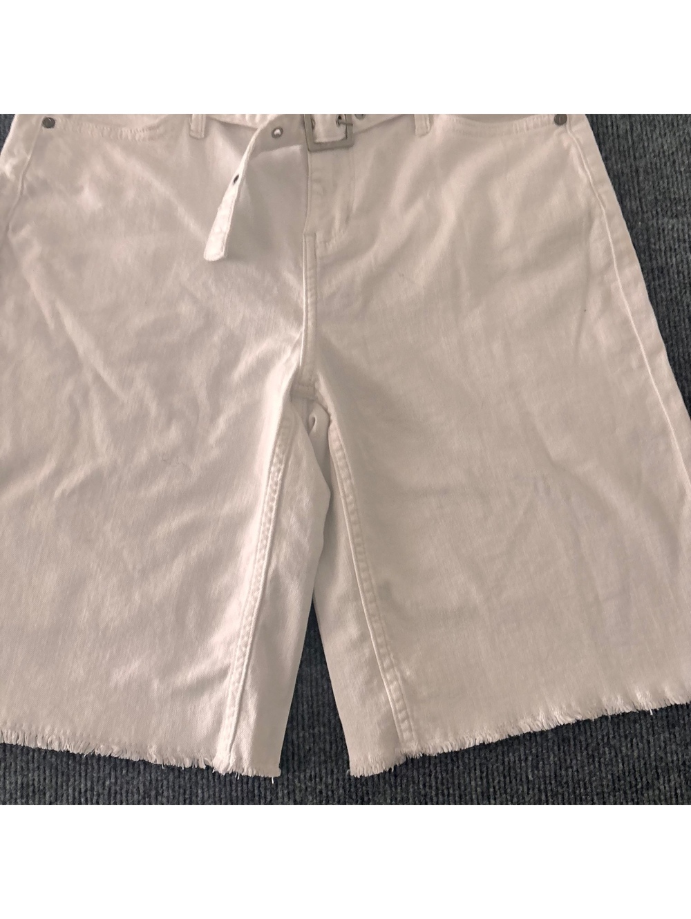 NWT - Vera Wang Denim White Bermuda Shorts Belt, Size 6 - Picture 3 of 8